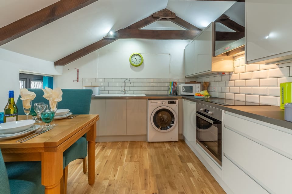 Potter's Barn, St Agnes. Open plan kitchen dining area