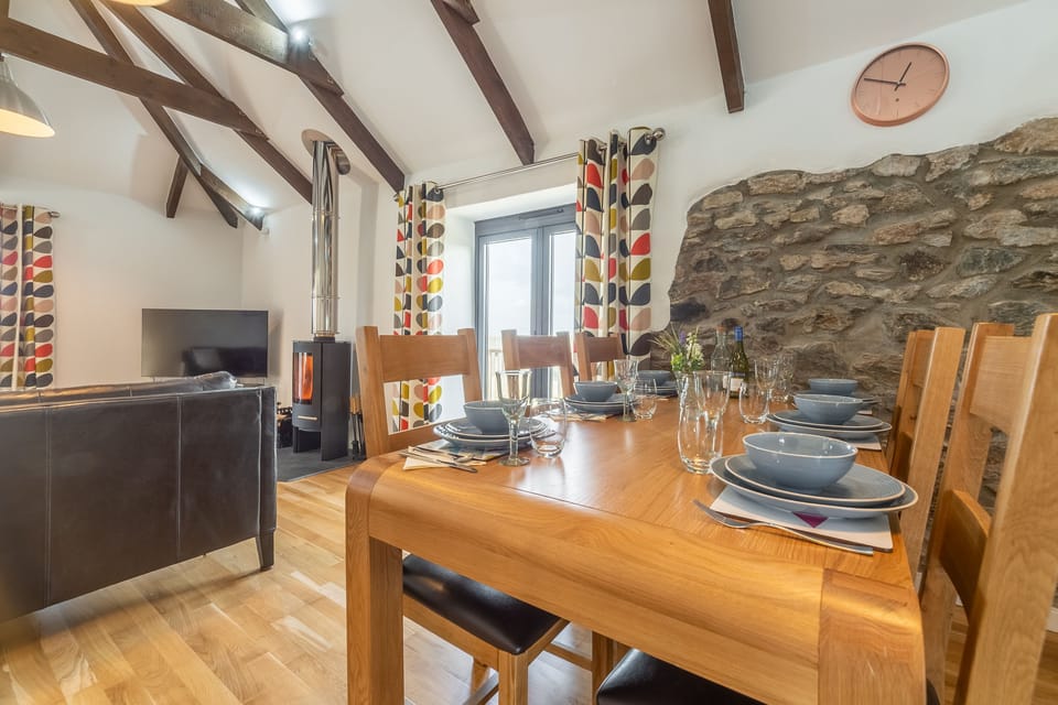 Hunter's Barn, St Agnes. The dining area is perfect for you and your guests