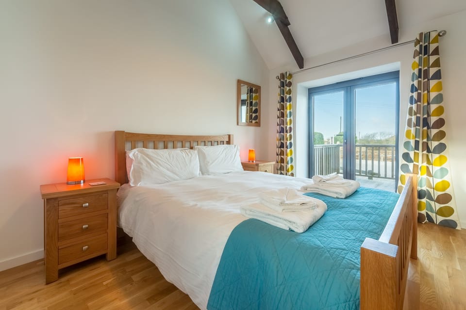 Hunter's Barn, St Agnes. Bedroom one: Wake up refreshed