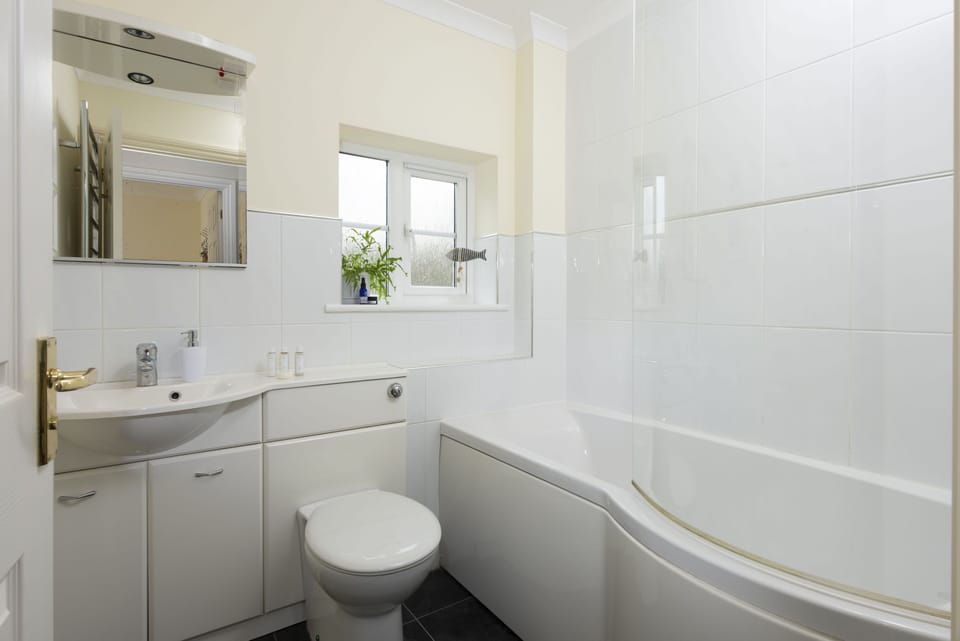 September Sea, Port Isaac. First floor: The beautifully appointed family bathroom