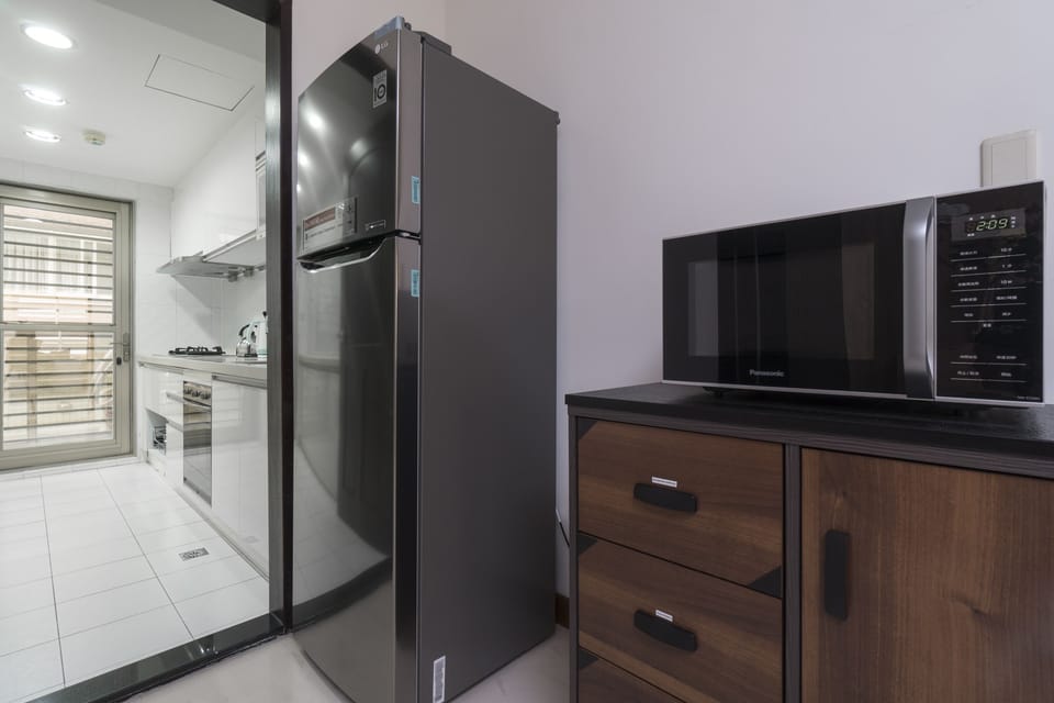 Fully Equipped Kitchen w/ Cooking & Dining Essentials