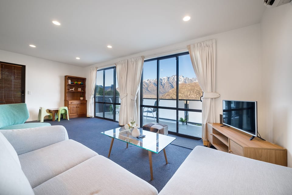 3 Bedrooms Duplex | Living room | TV