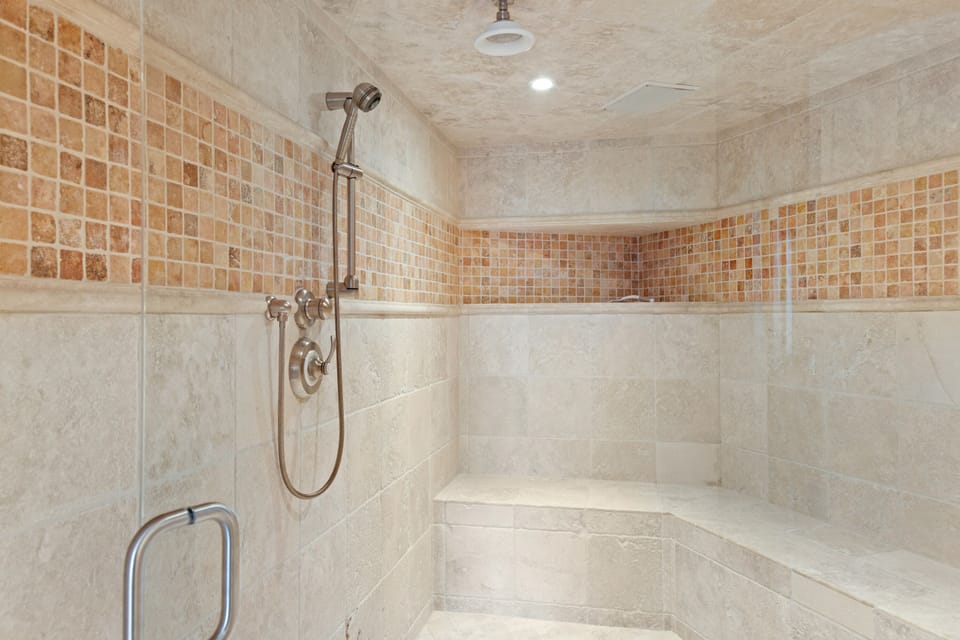 5.6-Hilltop-Hideaway-Mountain-Village-Vacation-Rental-Shower-Room