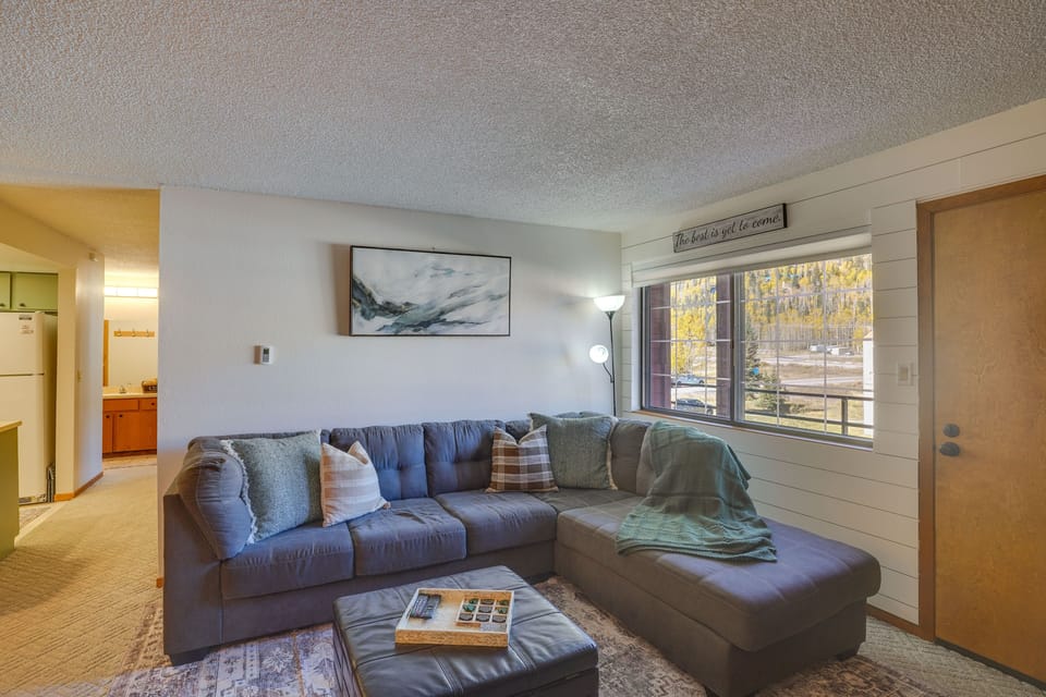 Living Room | Free WiFi | Wood-Burning Fireplace | Cable TV