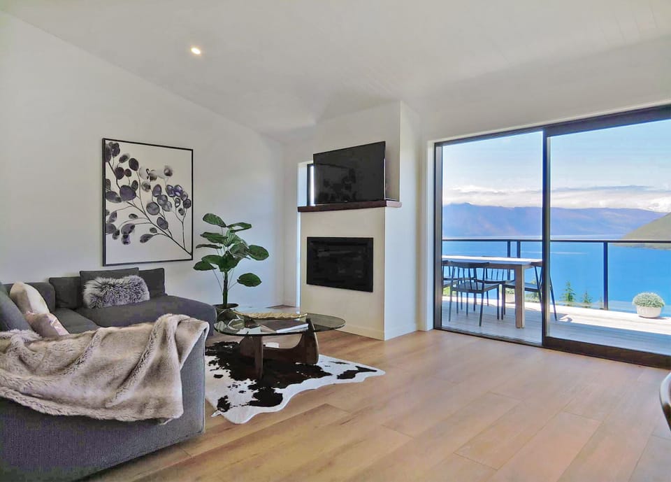 3 Bedrooms Deluxe House | Living room | Flat-screen TV, Netflix, streaming services