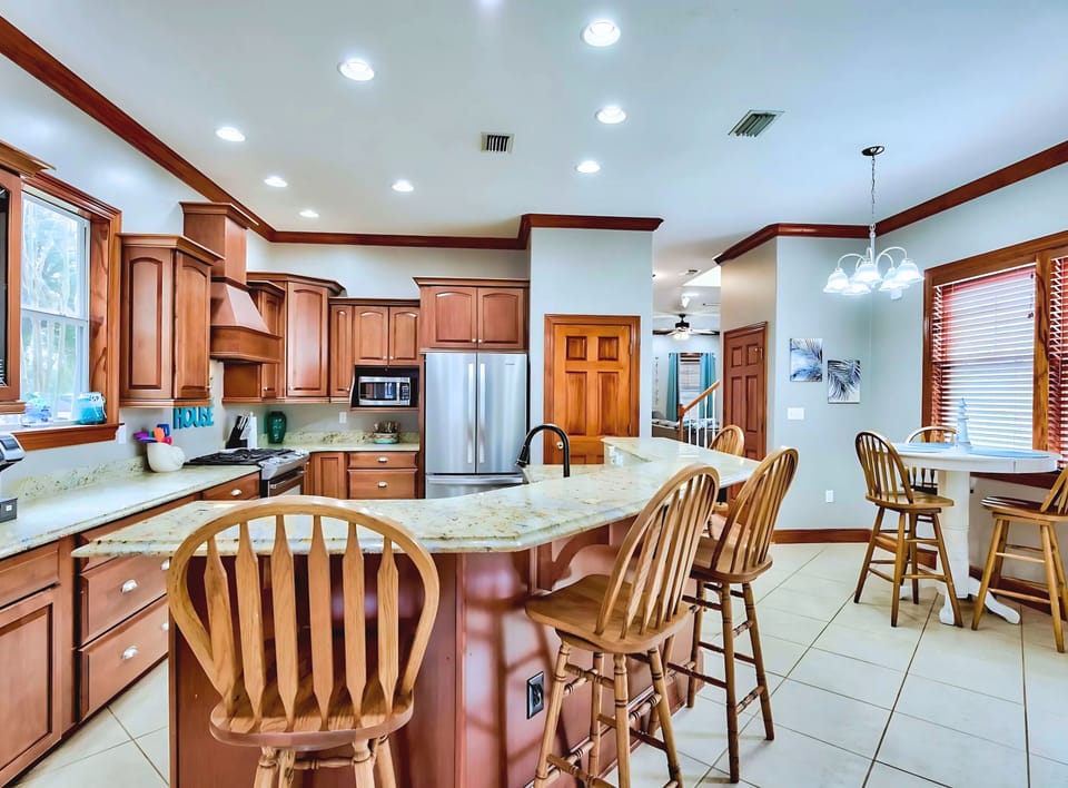 🍽️ Gourmet kitchen with bar seating and stainless steel appliances