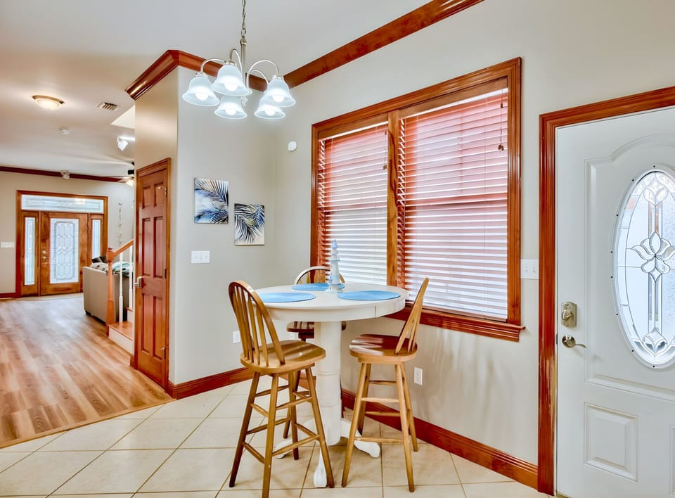 1st Floor - 🍽️ Dining room & half bath