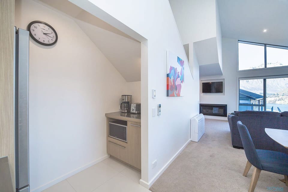 Private 3 Bedroom House | Private kitchenette | Full-size fridge, microwave, oven, stovetop