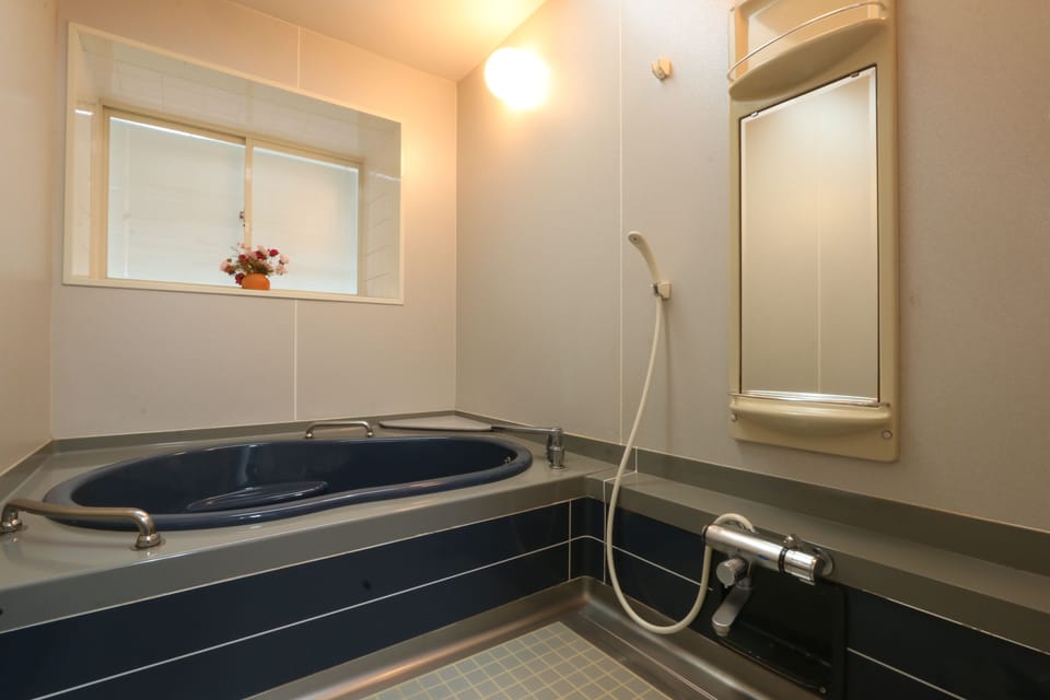 Superior Room | Bathroom | Combined shower/tub, free toiletries, hair dryer, slippers