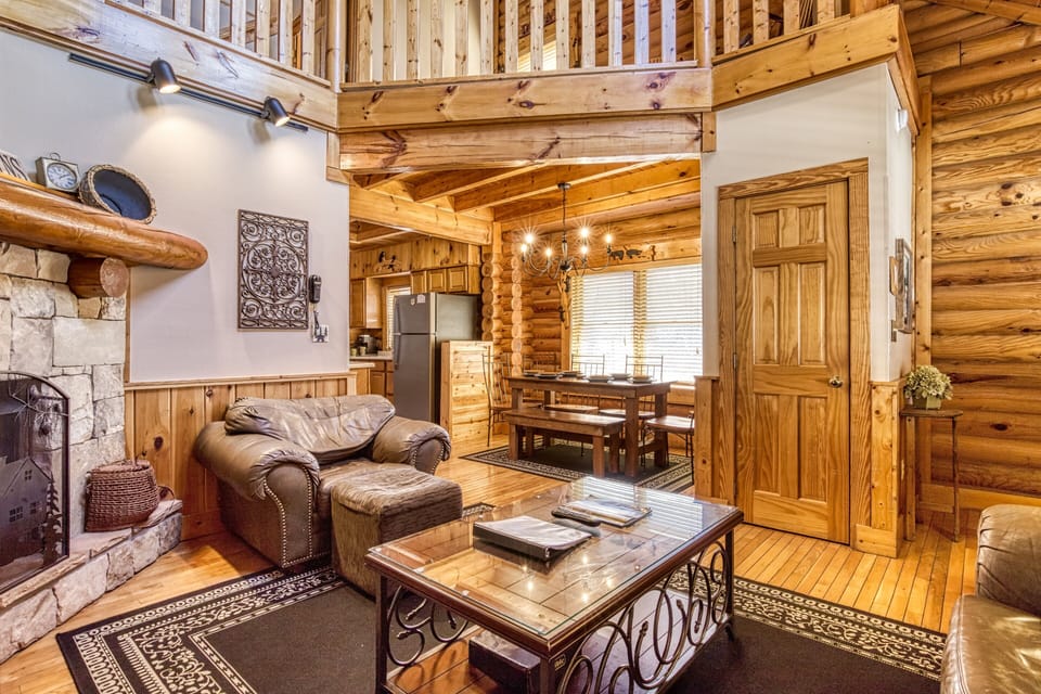 Smoky Mountain Cabin "Another Day Inn Bearadise" - Living room and dining area