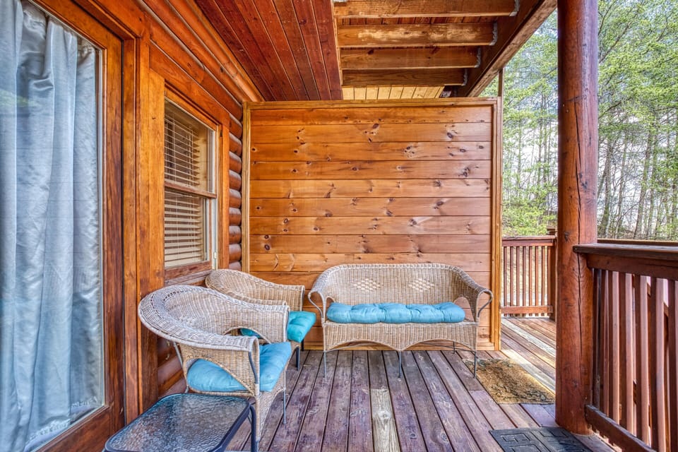 Cabin with at Hot Tub in the Smoky Mountains "Another Day Inn Bearadise" - Lower level back deck with wicker furniture
