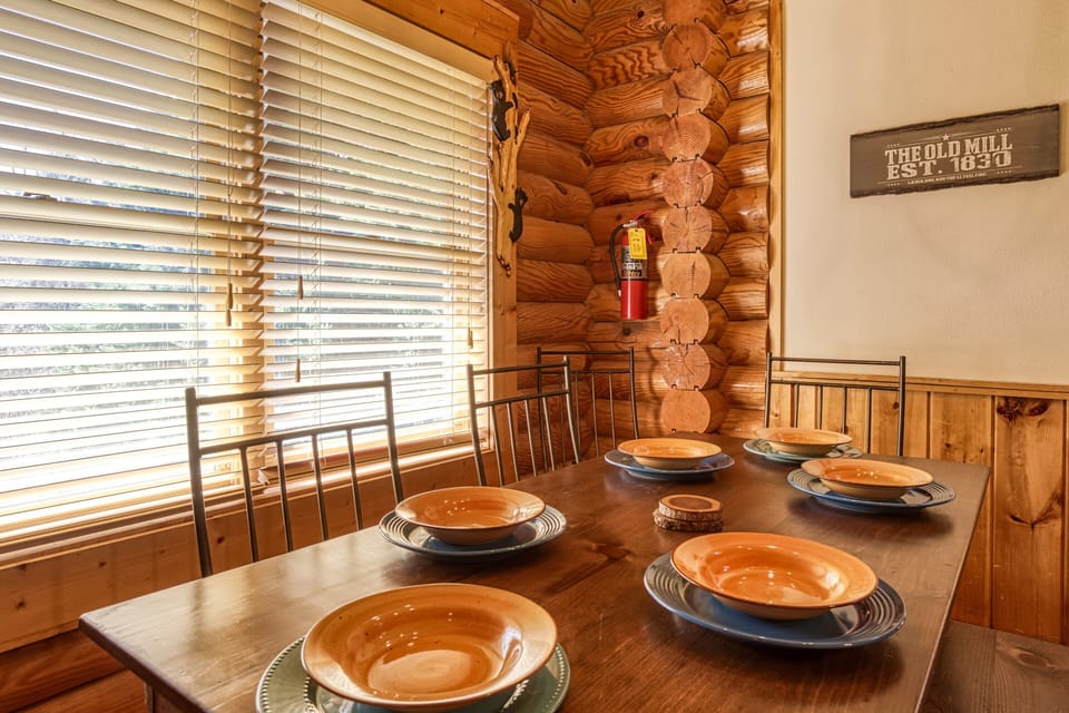 Cabin in the Smoky Mountains "Another Day Inn Bearadise" - Dining table
