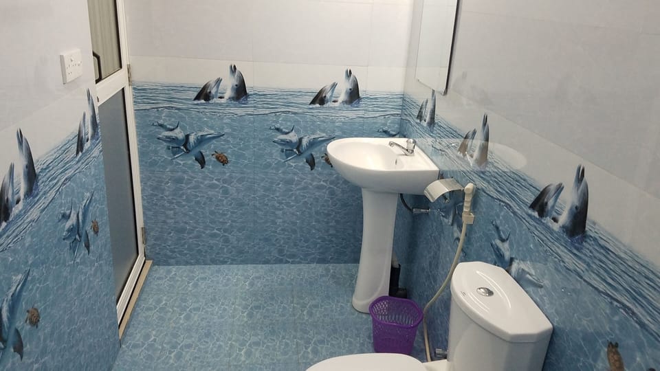 Shower, free toiletries, bidet, towels