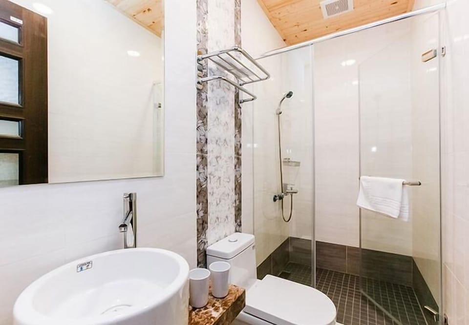 Triple Room | Bathroom | Shower, free toiletries, hair dryer, slippers