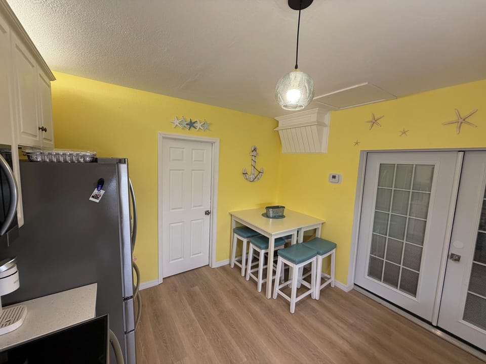 Kitchen with up to 6 chairs. The two tables can expand for more chairs