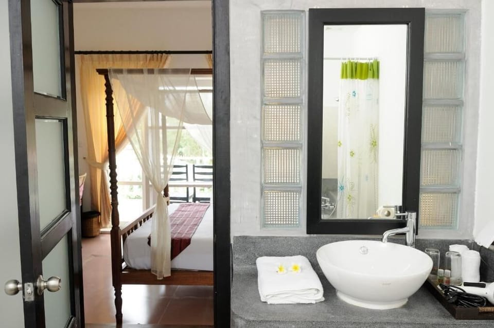 Premier Deluxe Double with Balcony | Bathroom | Shower, rainfall showerhead, free toiletries, hair dryer