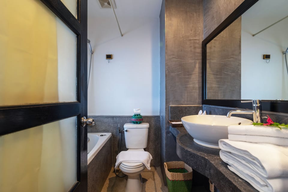 Shower, rainfall showerhead, free toiletries, hair dryer