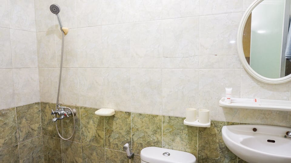 Standard Double Room | Bathroom | Shower, towels