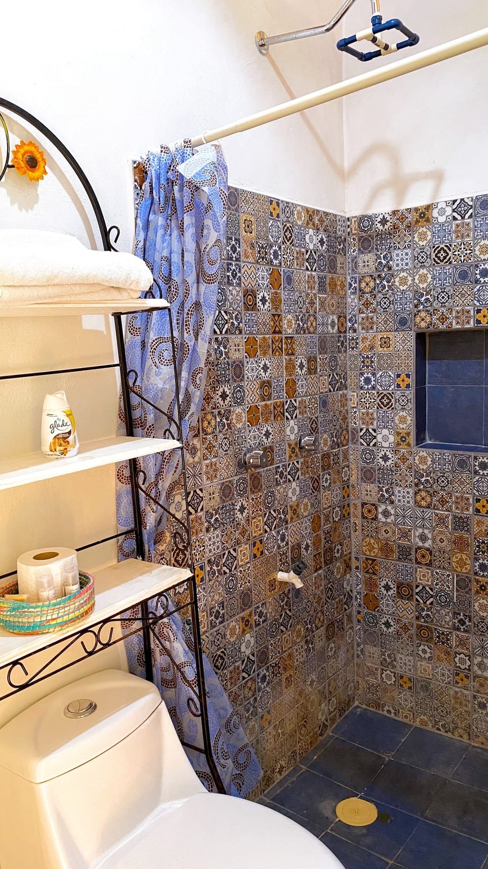 Superior Cabin, 1 King Bed | Bathroom | Shower, rainfall showerhead, free toiletries, hair dryer