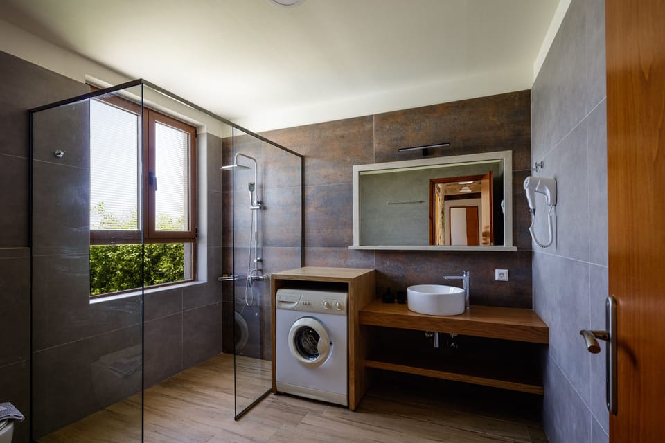 Upper floor shared full bathroom