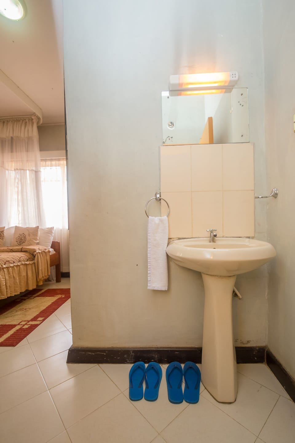 Deluxe Double Room | Bathroom | Shower, hydromassage showerhead, free toiletries, slippers