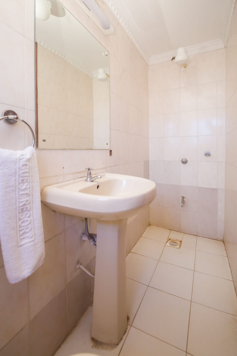Standard Double Room | Bathroom | Shower, slippers, towels