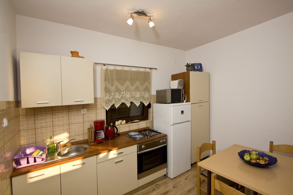 House | Private kitchen | Fridge, microwave, oven, stovetop