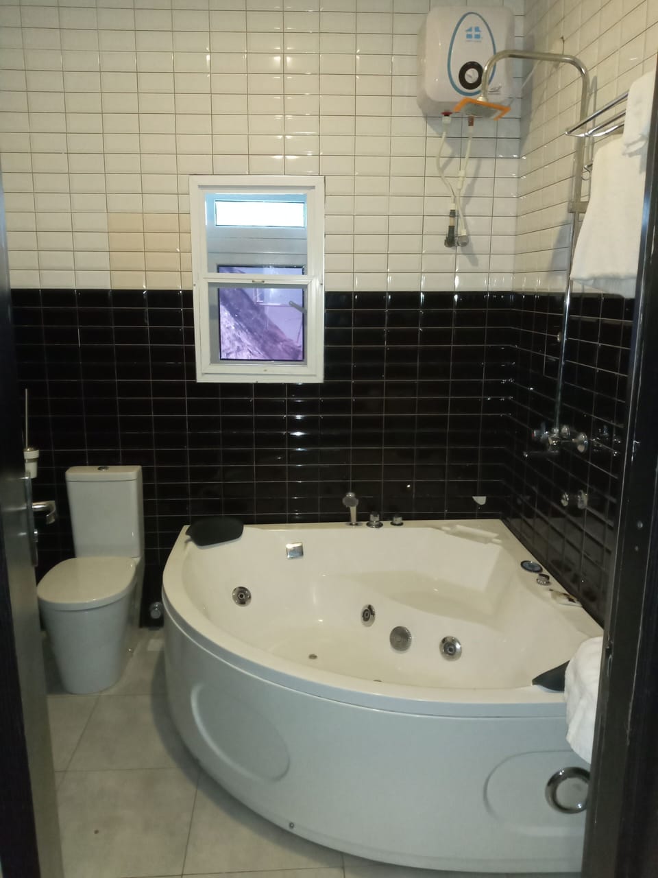 Presidential Studio Suite | Bathroom | Combined shower/tub, towels, soap, shampoo