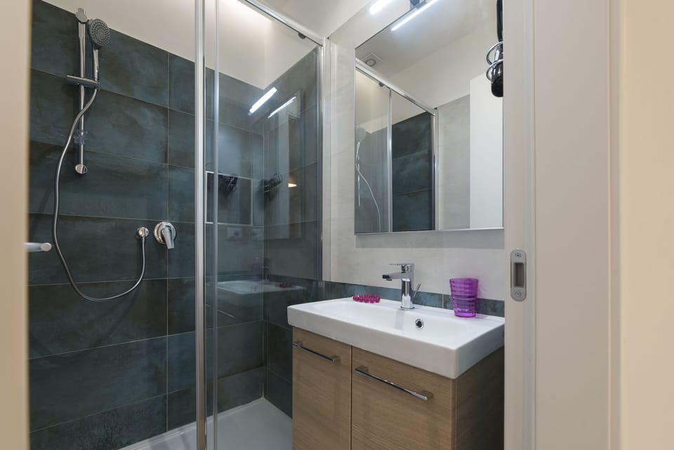 Comfort Triple Room | Bathroom | Shower, hair dryer, towels, soap