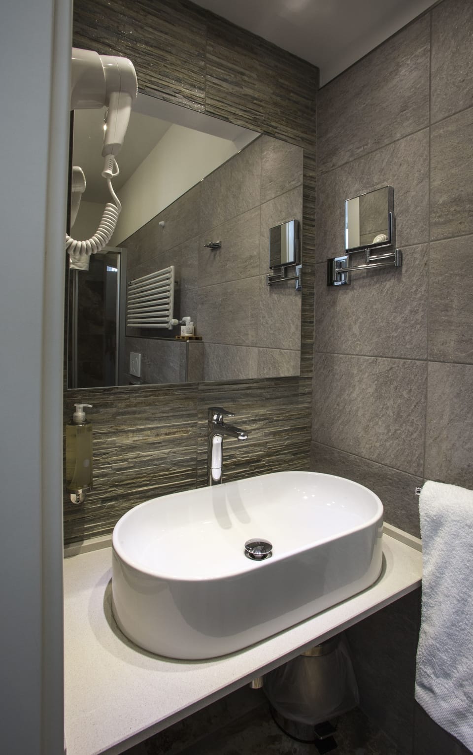 Shower, free toiletries, hair dryer, bidet