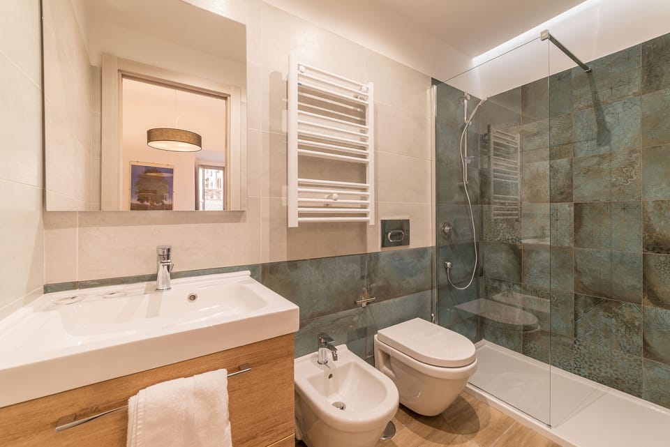 Superior Double Room | Bathroom | Shower, hair dryer, bidet, towels
