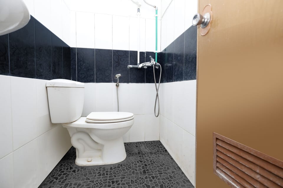 Standard Double Room | Bathroom | Shower, towels