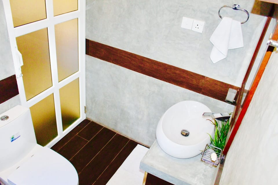 Deluxe Single Room | Bathroom | Shower, rainfall showerhead, free toiletries, hair dryer