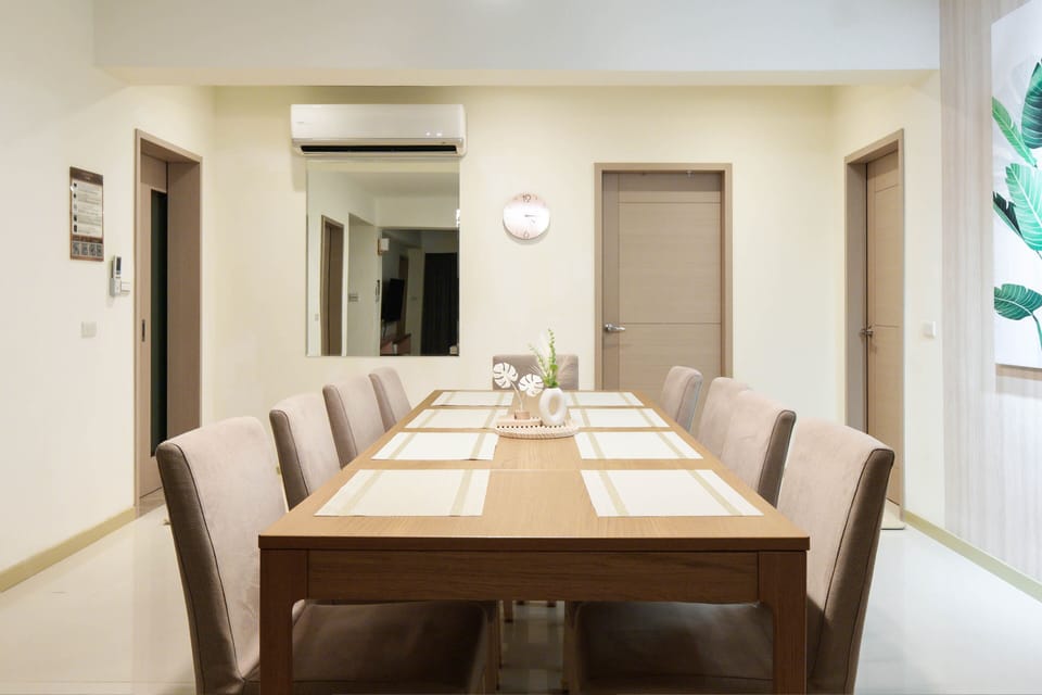 Spacious Dining Area:
• Comfortable Seating for 10
• Open Space w/ Living Room 