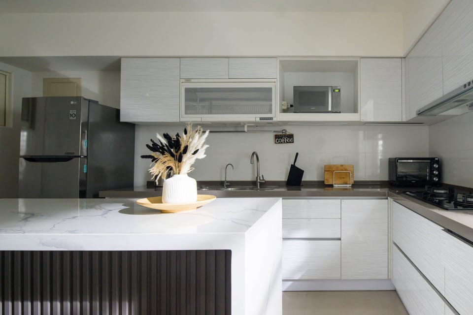Fully Equipped Kitchen w/ Cooking & Dining Essentials
