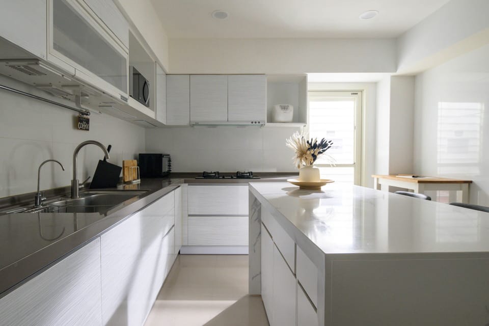 Fully Equipped Kitchen w/ Cooking & Dining Essentials

