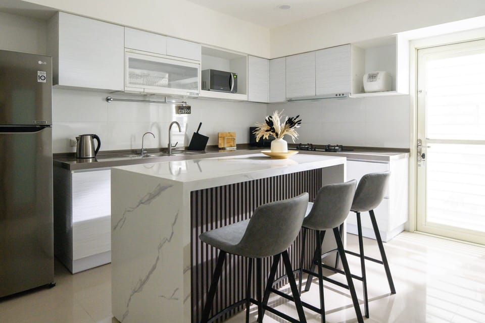 Fully Equipped Kitchen w/ Cooking & Dining Essentials
