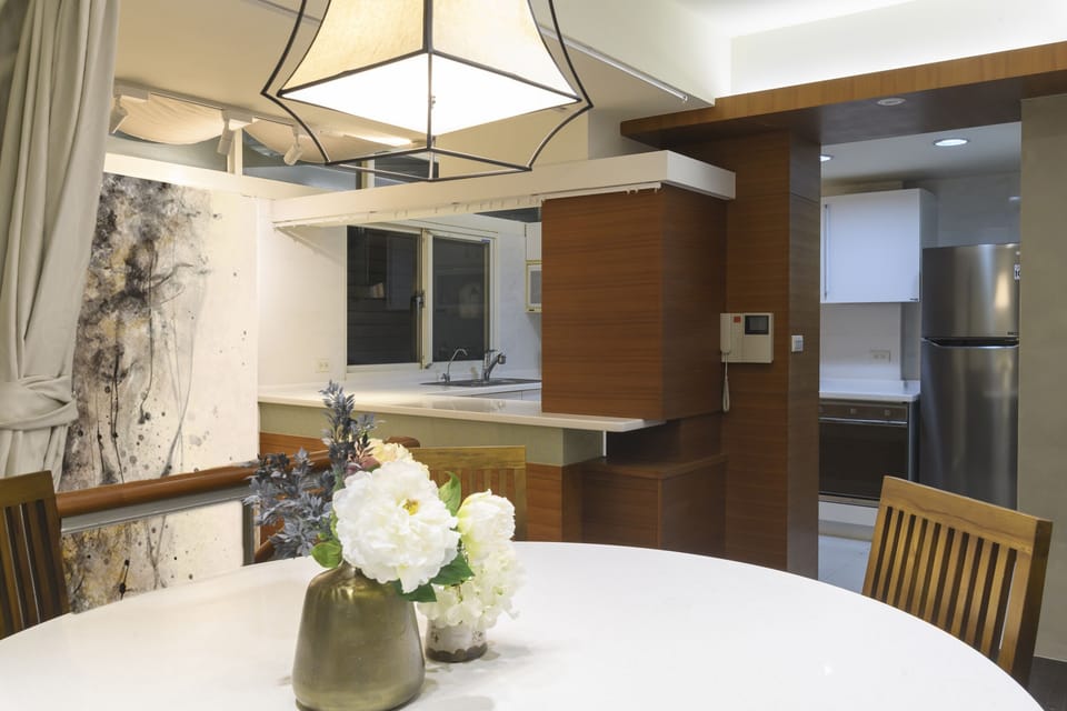 Convenient Dining Area:
• Seating for 6 (fits 10)
• Open Space w/ Living Room
