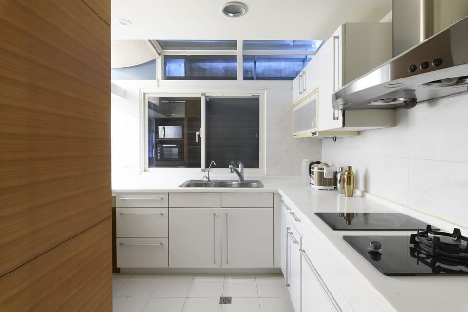 Fully Equipped Kitchen w/ Cooking & Dining Essentials