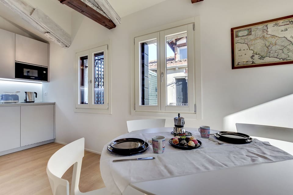 City Apartment, Terrace, City View | In-room dining