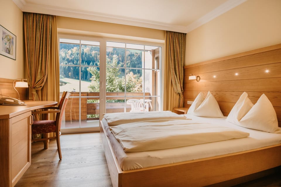 Basic Single Room, Balcony, Mountain View | Hypo-allergenic bedding available, down comforters, pillowtop beds