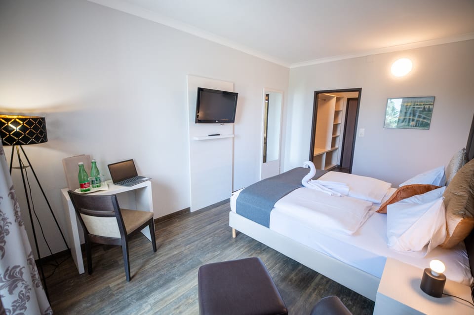 Double Room | In-room safe, cribs/infant beds, free WiFi, bed sheets