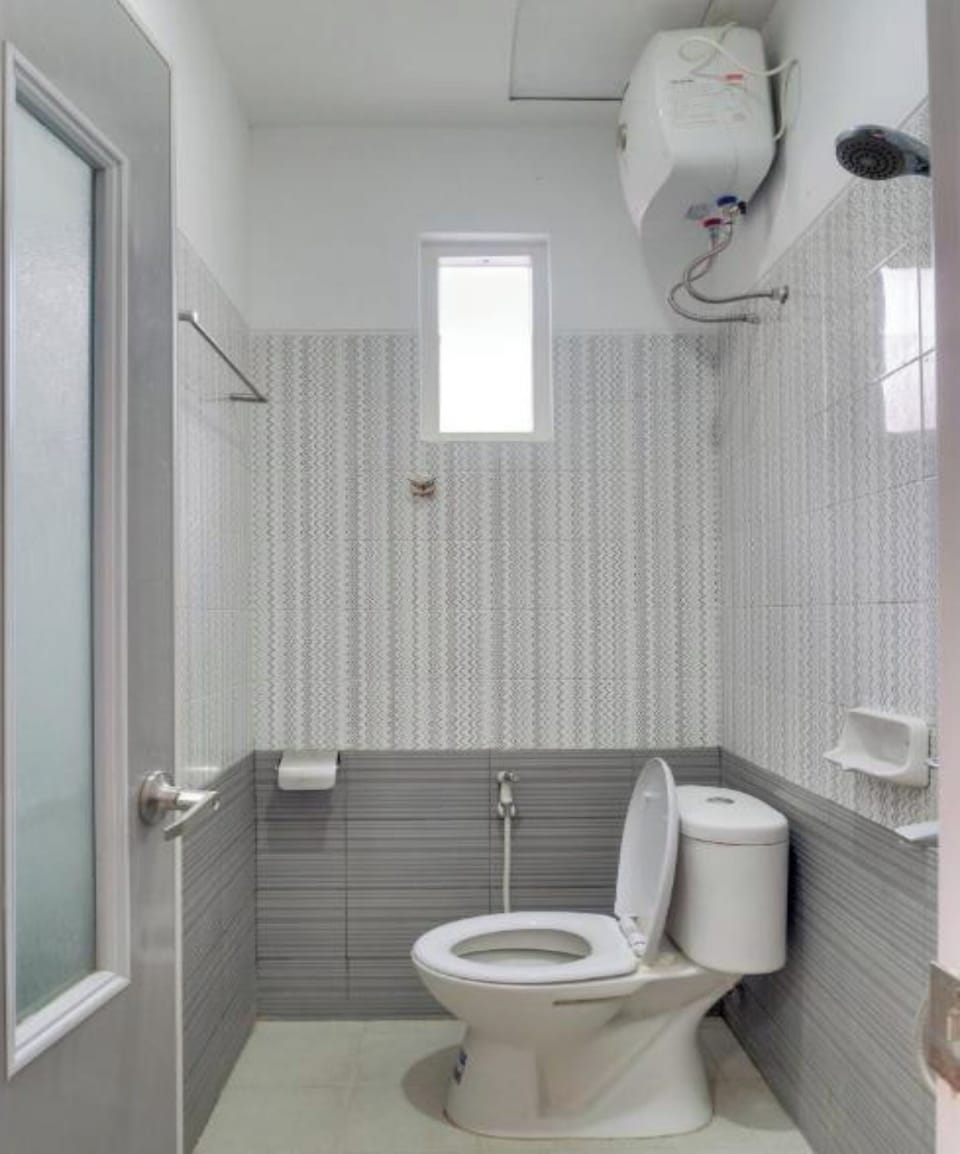 Superior Suite | Bathroom | Shower, towels