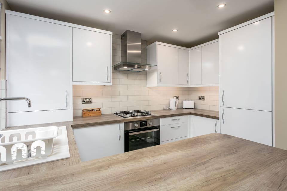 Classic Apartment, 1 Double Bed, Non Smoking | Private kitchen | Full-size fridge, microwave, oven, stovetop