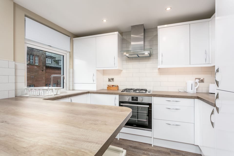 Classic Apartment, 1 Double Bed, Non Smoking | Private kitchen | Full-size fridge, microwave, oven, stovetop