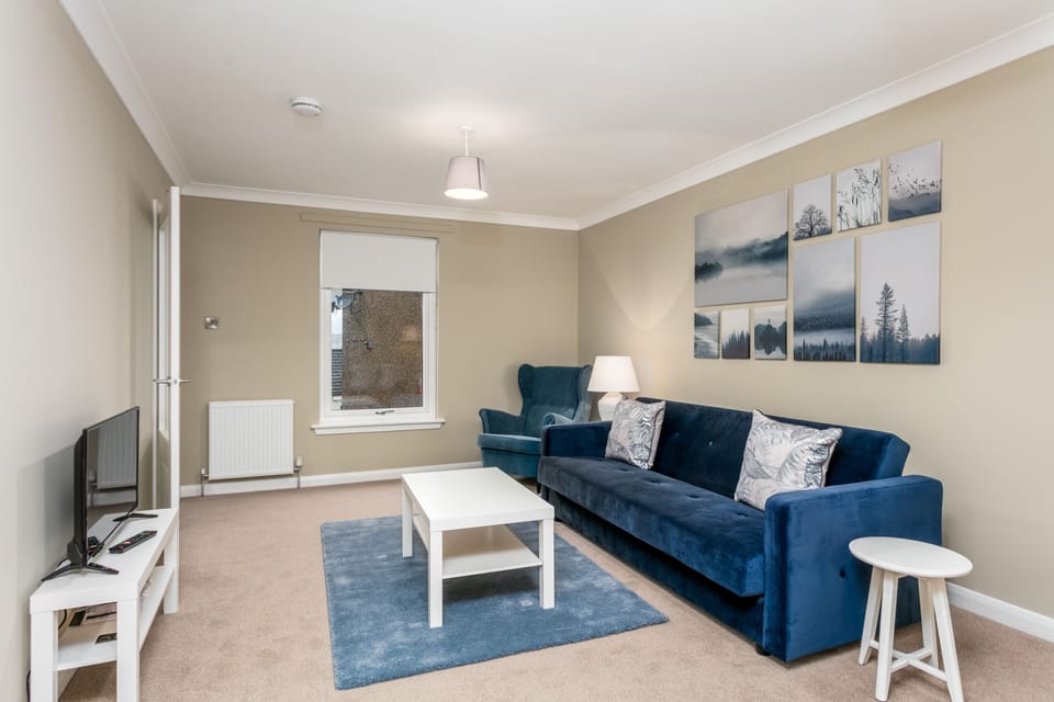 Classic Apartment, 1 Double Bed, Non Smoking | Living room | TV
