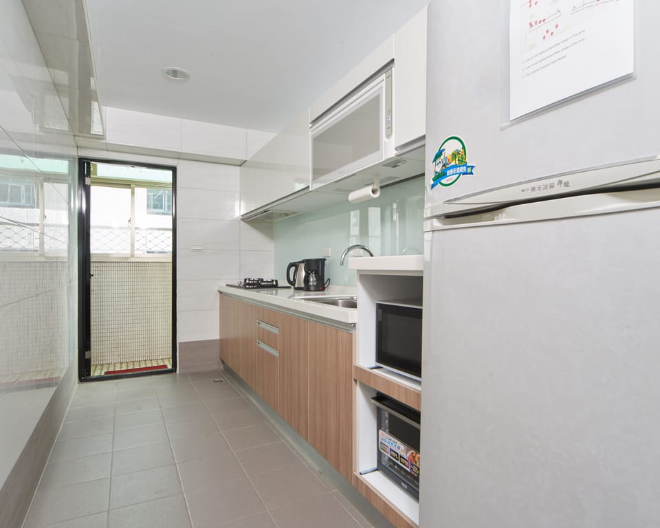 Fully Equipped Kitchen w/ Cooking & Dining Essentials