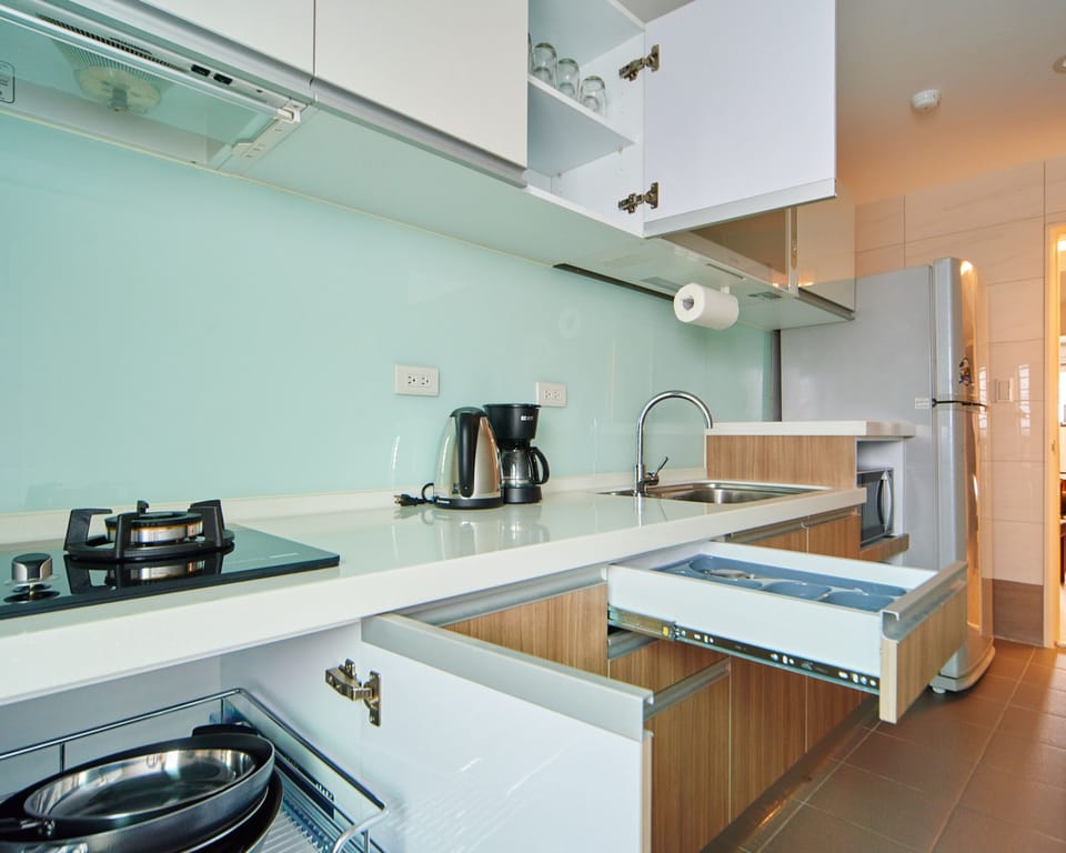 Fully Equipped Kitchen w/ Cooking & Dining Essentials