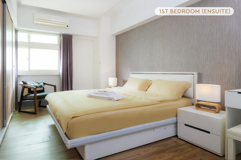 Bedroom 1 (Ensuite):
• Queen Bed
• Large Closet
• Vanity Desk
• Private Bathroom