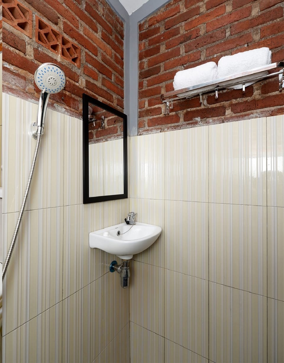 Family Double Room | Bathroom | Shower, towels